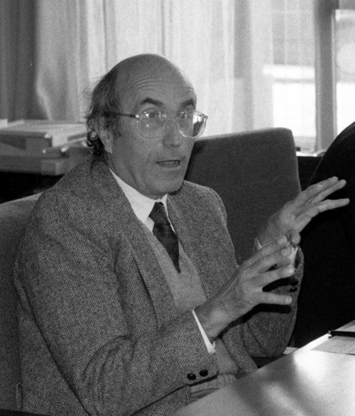 Niklas Luhmann bei einem Kolloquium an der Universität St. Gallen 1989; Bildausschnitt.